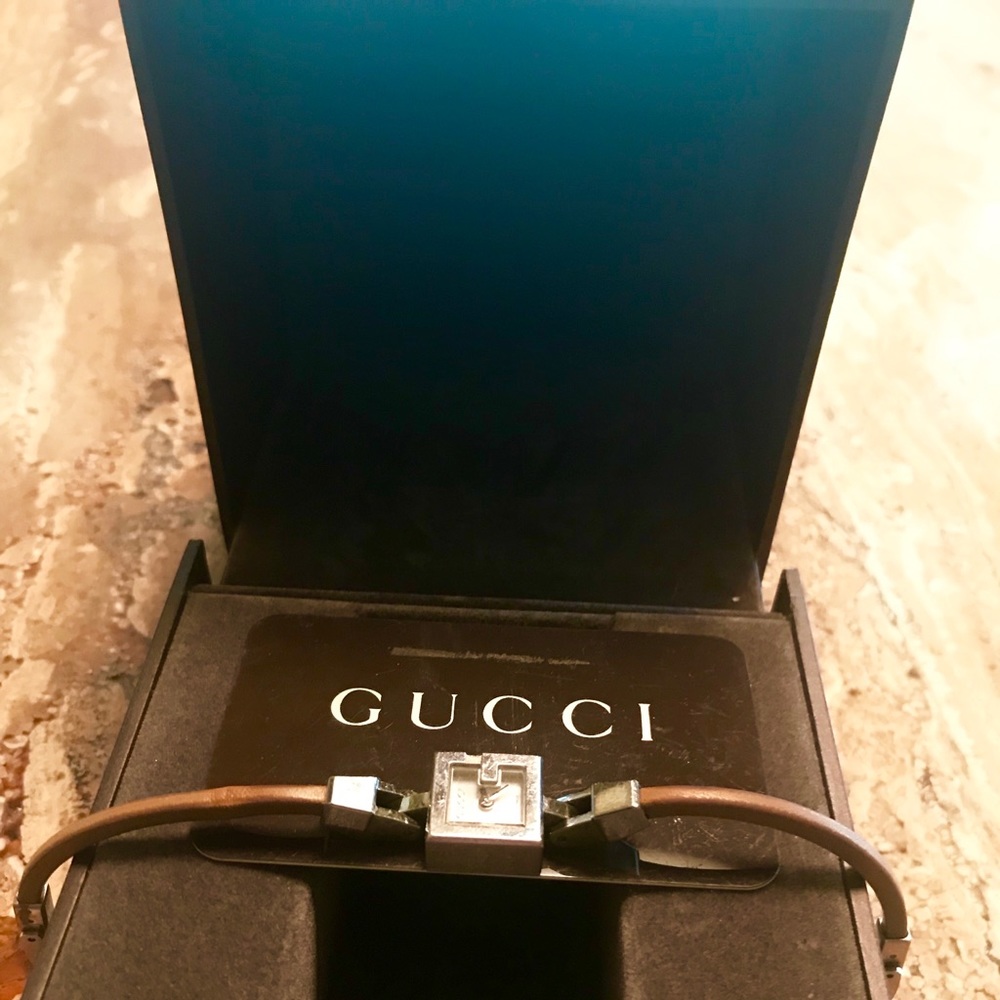 Classic GUCCI Ladies leather band watch!